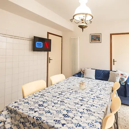 Cozy Flat, 150 Meters From The Sea شقة *