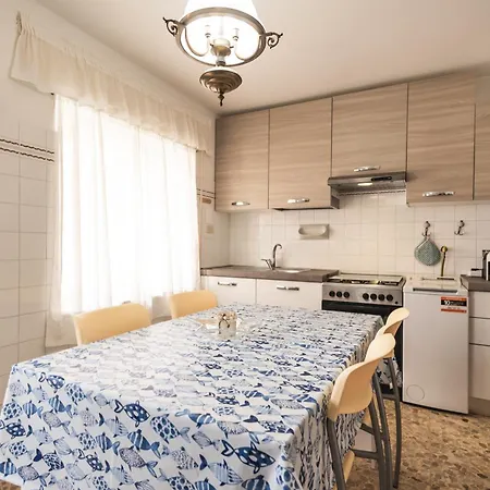 Cozy Flat, 150 Meters From The Sea شقة